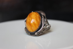 Серебряное кольцо с натуральным янтарем в стиле Ар-нуво